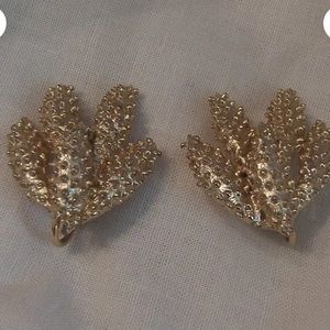 1963's SARAH COV Wind Flower clip earrings - Sarah Coventry -